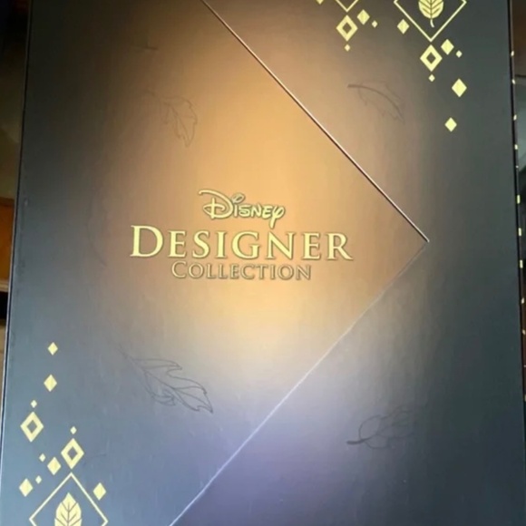 DISNEY DESIGNER LTD DOLLS POCAHONTAS NWT - Picture 2 of 2